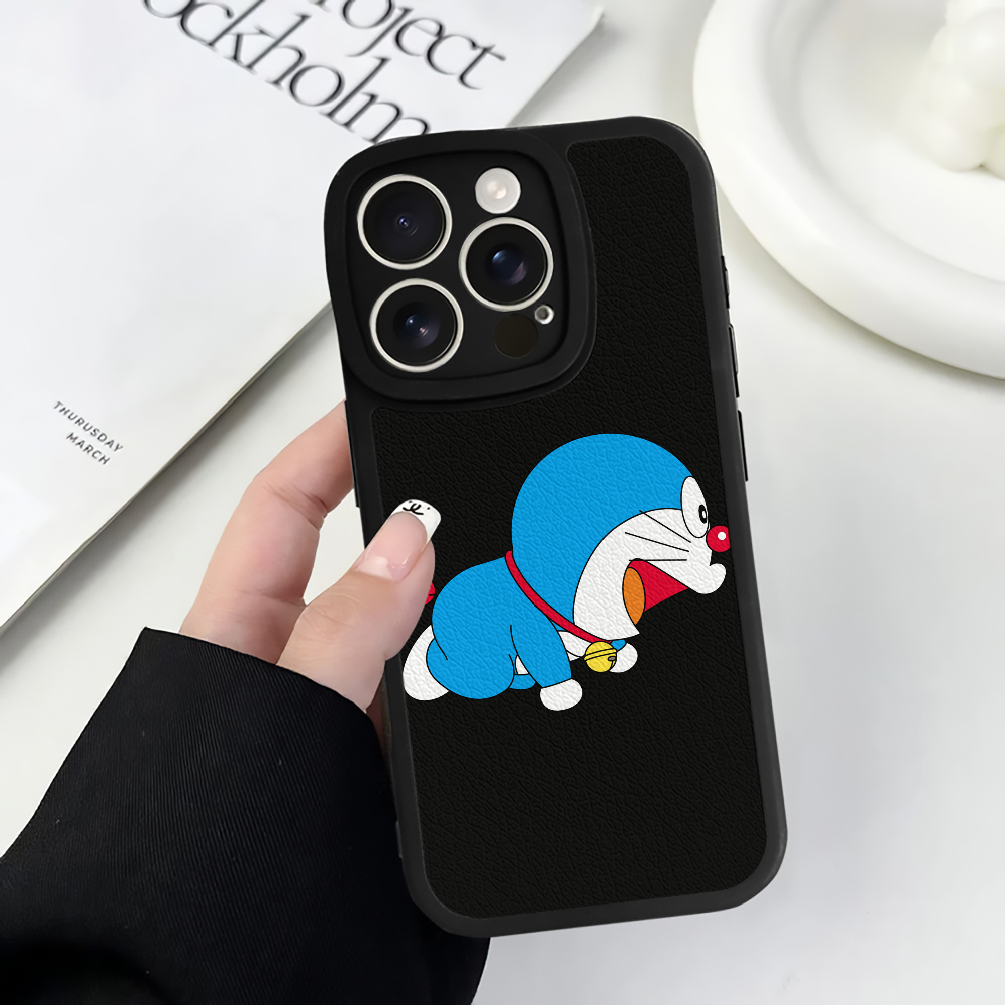 （画像用） ドラえもん Doraemon 【iPhone 16シリーズ対応】シリコンスマホケース（レザー調） 材質：シリコン